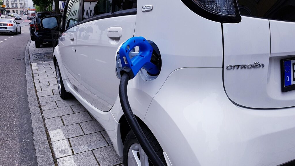 Wallbox de recharge installée sur le mur d'un garage pour voiture électrique